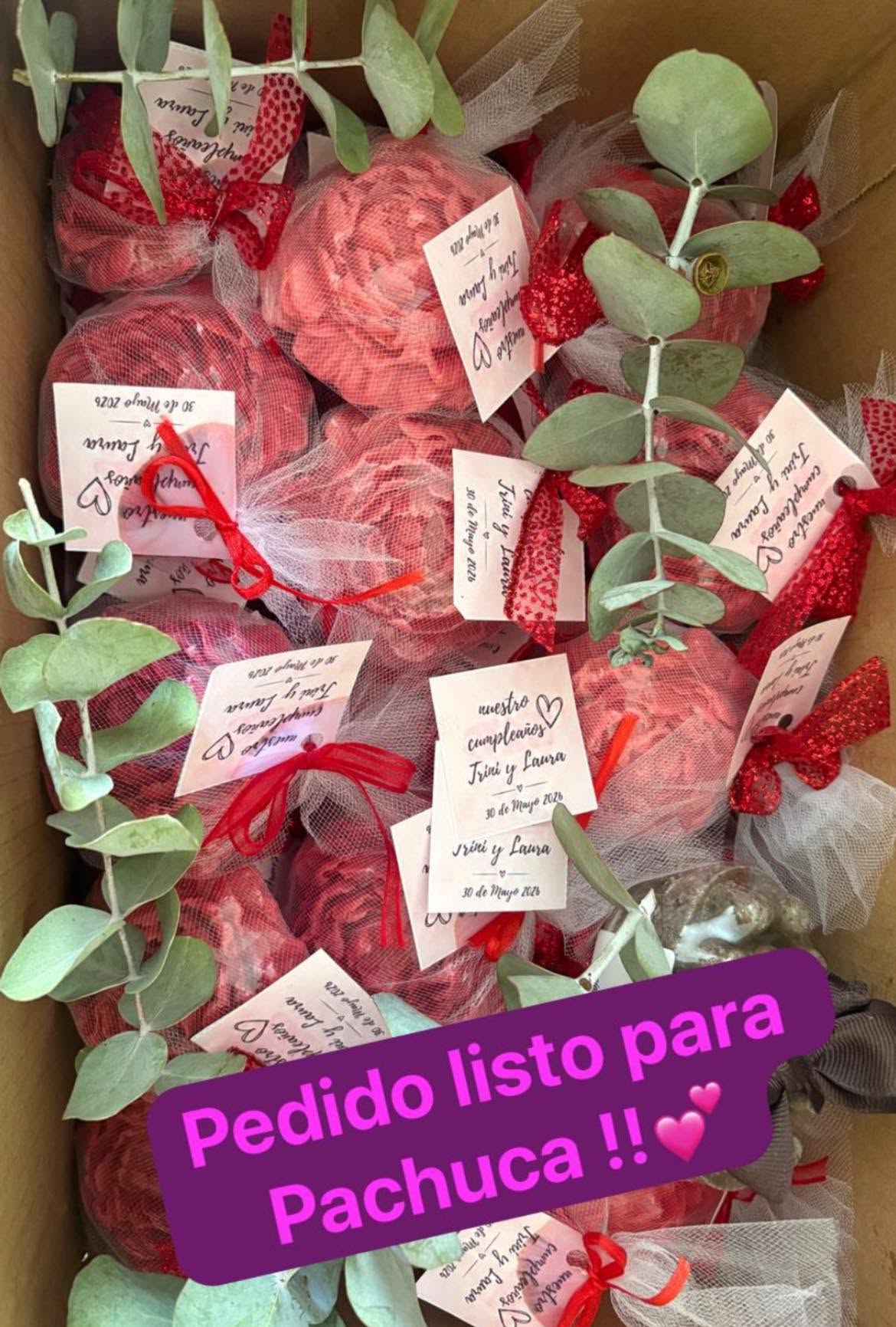 Jabones rojos con envoltura, listones y etiquetas de cumpleaños